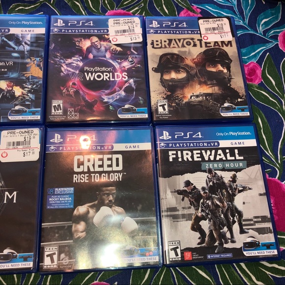 PS4 VR w/ games & VR gun included - Picture 12 of 12